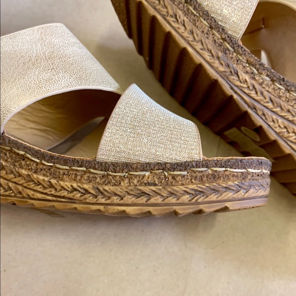 Francesca’s sparkly wedges sandal - Picture 2 of 6